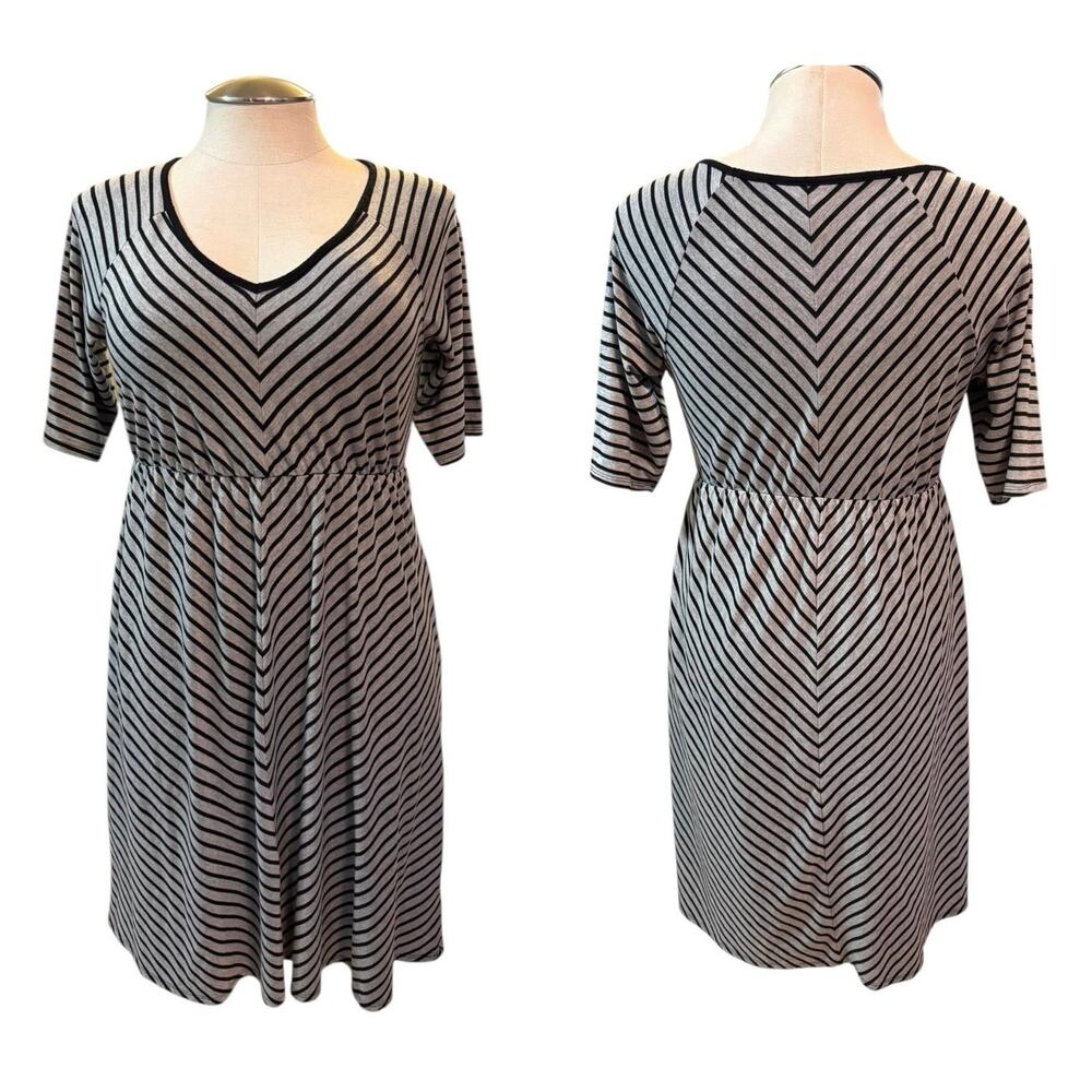 Torrid 1 (1X 14/16) Casual Black/Gray Stripe Knit Empire Waist Mini V Neck Dress